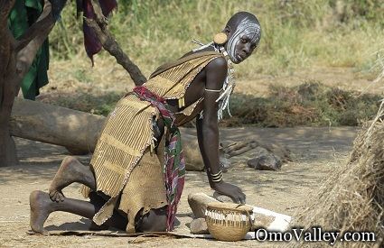 Suri woman preparing food